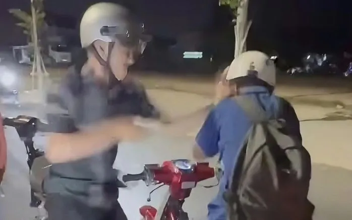 Thiếu niên 16 tuổi bị nam thanh niên điều khiển xe máy hành hung.