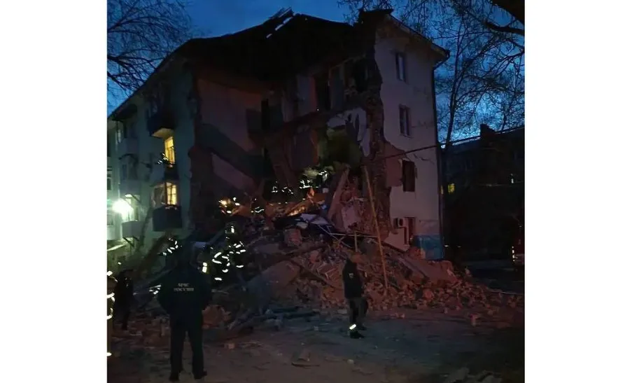 Ukraine tấn c&ocirc;ng UAV tr&uacute;ng khu chung cư của Nga, &iacute;t nhất 2 người thiệt mạng - Ảnh 2.