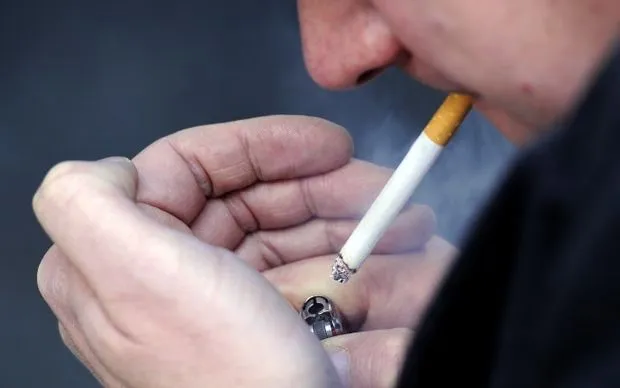 Hút thuốc gây 400.000 ca nhập viện và 64.000 ca tử vong mỗi năm tại Anh (Ảnh: PA)