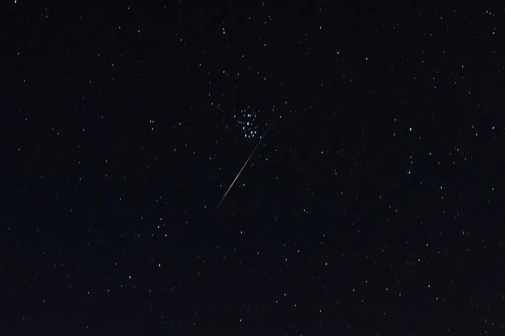 Mưa sao băng Lyrids đạt cực đại rạng s&aacute;ng 23/4 - Ảnh 1.