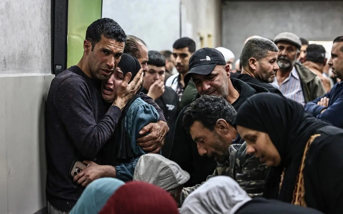 Người thân đau buồn tại bệnh viện ở Ramallah sau khi các nạn nhân thiệt mạng trong vụ nổ súng tại làng Al-Mughayyir, phía Đông Ramallah, ngày 21/4/2026 (Ảnh: AFP).