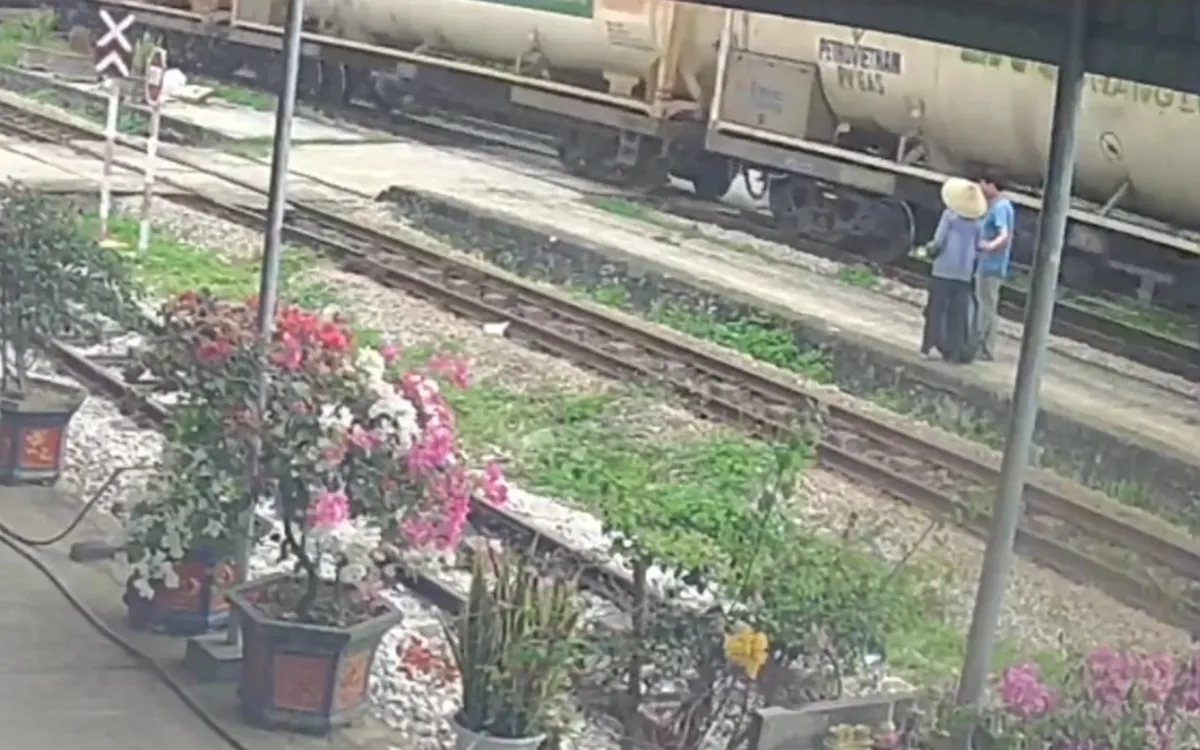 Khoảnh khắc từ camera ghi lại cụ bà thoát chết trong gang tấc. Ảnh chụp clip.