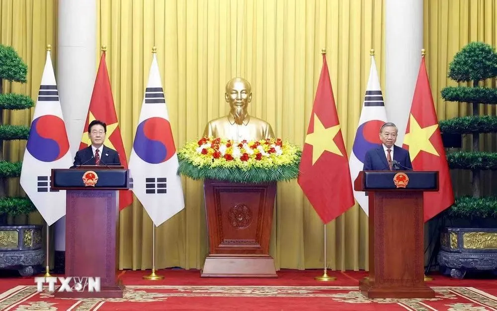 Tổng Bí thư, Chủ tịch nước Tô Lâm và Tổng thống Hàn Quốc Lee Jae Myung chủ trì họp báo chung. (Ảnh: Thống Nhất/TTXVN)