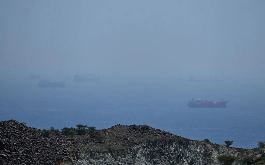 Tàu chở dầu và tàu chở hàng rời vị trí neo đậu tại eo biển Hormuz, ngày 18/4/2026 (Ảnh: AP)