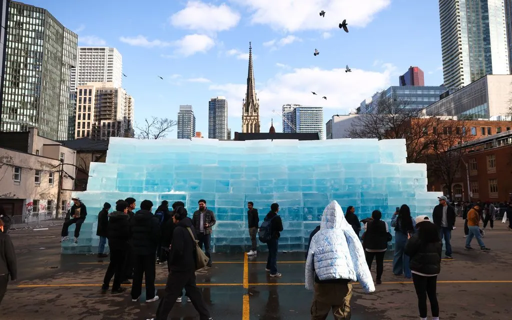 Mọi người tụ tập xung quanh những khối băng được lắp đặt trong một bãi đậu xe ở Toronto. Đây là một phần của chiến dịch quảng bá cho album sắp ra mắt của rapper Drake, "ICEMAN". (Ảnh: Cole Burston/The Canadian Press/AP)