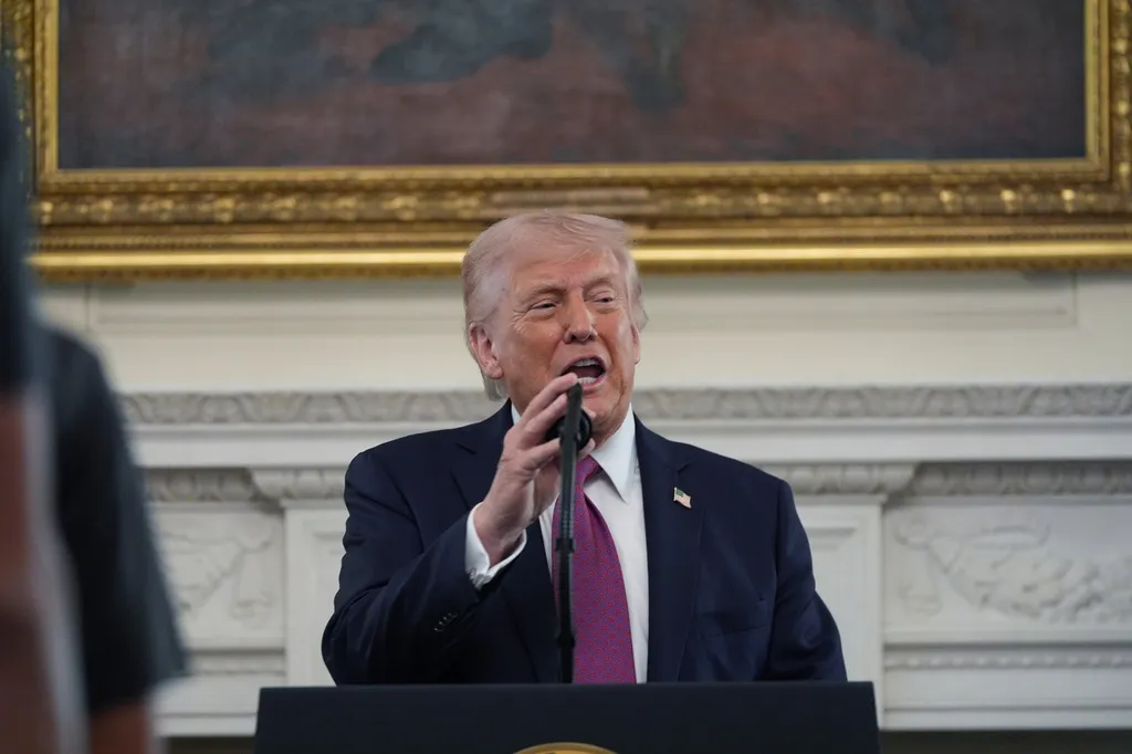 Mỹ gia hạn thỏa thuận ngừng bắn với Iran - Ảnh 1.