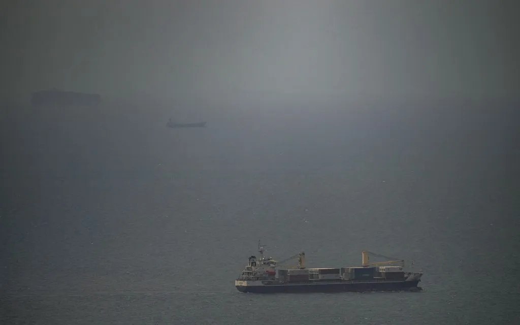 Một tàu chở hàng di chuyển trên Vịnh Ba Tư hướng về eo biển Hormuz, ngày 22/4/2026 (Ảnh: AP)