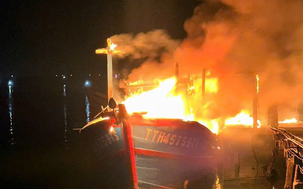 Tàu cá bốc cháy lúc nửa đêm. Ảnh: QĐND