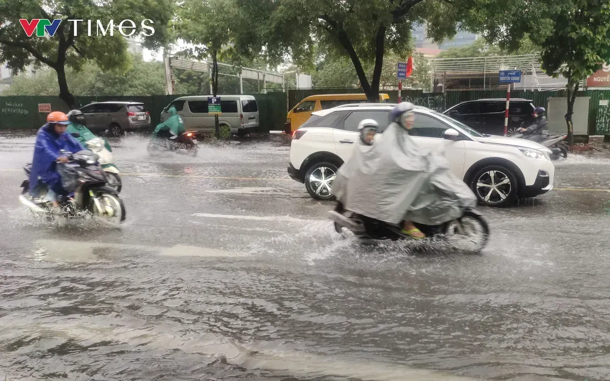 Kh&ocirc;ng kh&iacute; lạnh tr&agrave;n về, Bắc Bộ mưa d&ocirc;ng diện rộng, nguy cơ lốc s&eacute;t, mưa đ&aacute;  - Ảnh 1.