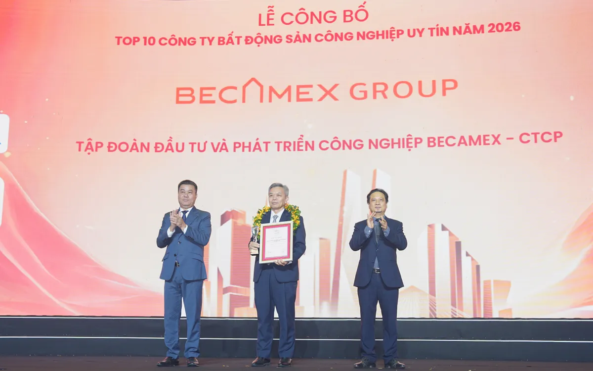Ông Nguyễn Văn Thanh Huy - Phó Tổng Giám đốc Tập đoàn Becamex nhận giải thưởng đứng đầu TOP 10 Công ty Bất động sản công nghiệp uy tín 2026.