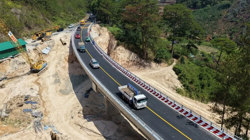 Th&ocirc;ng xe cầu cạn tr&ecirc;n đ&egrave;o Mimosa trước dịp lễ 30/4 - Ảnh 1.