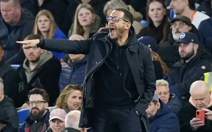 HLV Liam Rosenior chỉ tr&iacute;ch cầu thủ Chelsea sau thất bại 0-3 trước Brighton- Ảnh 1.