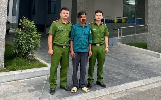 Cán bộ Công an xã Hồng Vân thăm hỏi gia đình nạn nhân tại bệnh viện.