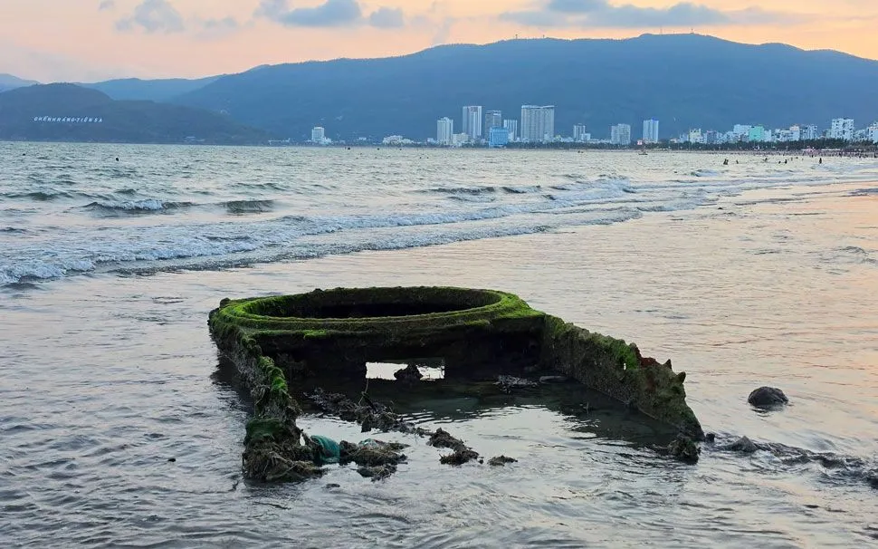 Vật thể nghi xác xe tăng. Ảnh: Quốc Cường