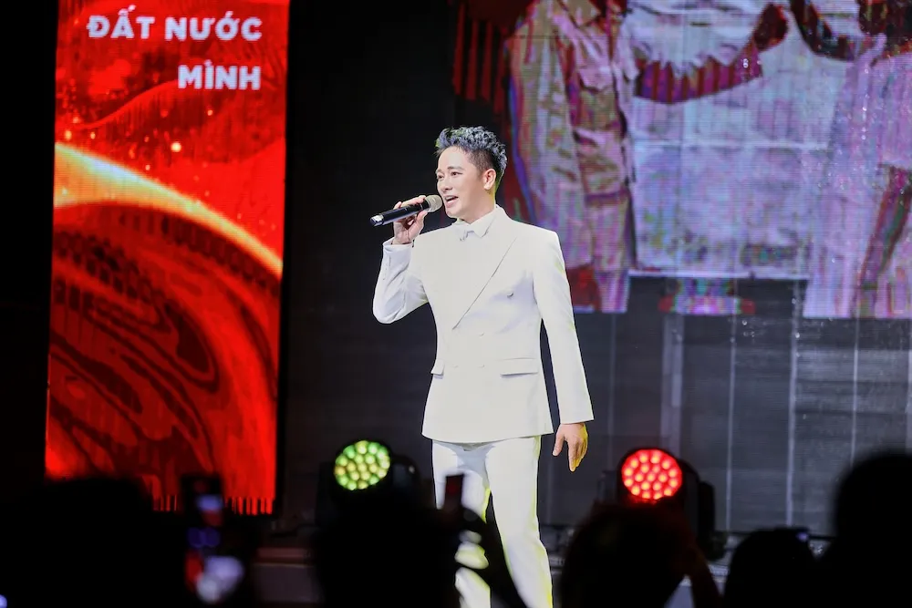 Anh Qu&acirc;n Idol lan tỏa niềm tự h&agrave;o d&acirc;n tộc với MV "Việt Nam kh&uacute;c ki&ecirc;u h&ugrave;ng" - Ảnh 2.