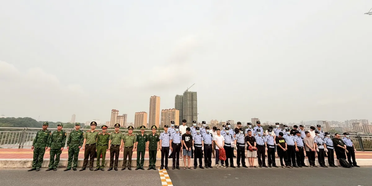 Ph&aacute;t hiện, trao trả 2 người nước ngo&agrave;i nhập cảnh tr&aacute;i ph&eacute;p ở Quảng Ninh - Ảnh 1.