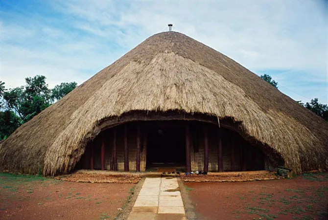 Hồi sinh Lăng mộ Kasubi: H&agrave;nh tr&igrave;nh đ&aacute;nh thức "tr&aacute;i tim" di sản của vương quốc Buganda- Ảnh 1.