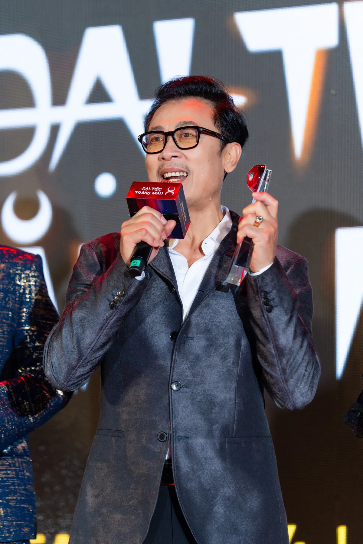 Đường đua phim dịp lễ 30/4 "nghẹ thở" từ thảm đỏ - Ảnh 11.