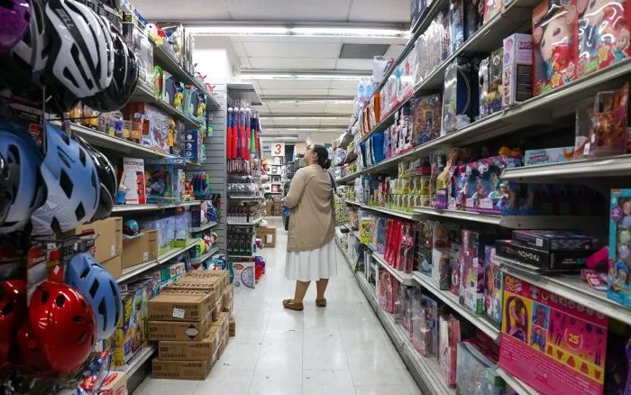 Một khách hàng nữ lựa chọn sản phẩm đồ chơi trong siêu thị. (Ảnh: Getty Images).