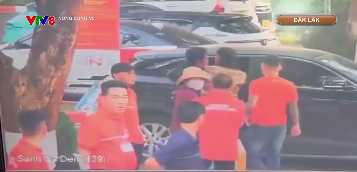 Đắk Lắk : Nh&acirc;n vi&ecirc;n điều phối xe bị h&agrave;nh hung trong khu&ocirc;n vi&ecirc;n s&acirc;n bay- Ảnh 1.
