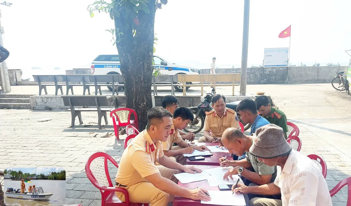 CSGT tỉnh Đắk Lắk kiểm tra phương tiện đường thủy để phục vụ kh&aacute;ch dịp 30/4 v&agrave; 1/5 - Ảnh 2.