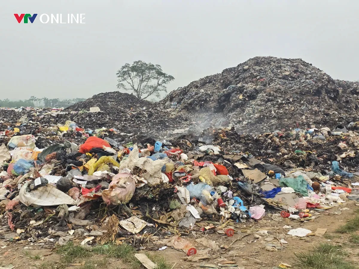 Ph&uacute; Thọ: B&atilde;i r&aacute;c qu&aacute; tải giữa khu d&acirc;n cư, người d&acirc;n Cẩm Kh&ecirc; sống trong &ocirc; nhiễm k&eacute;o d&agrave;i - Ảnh 4.