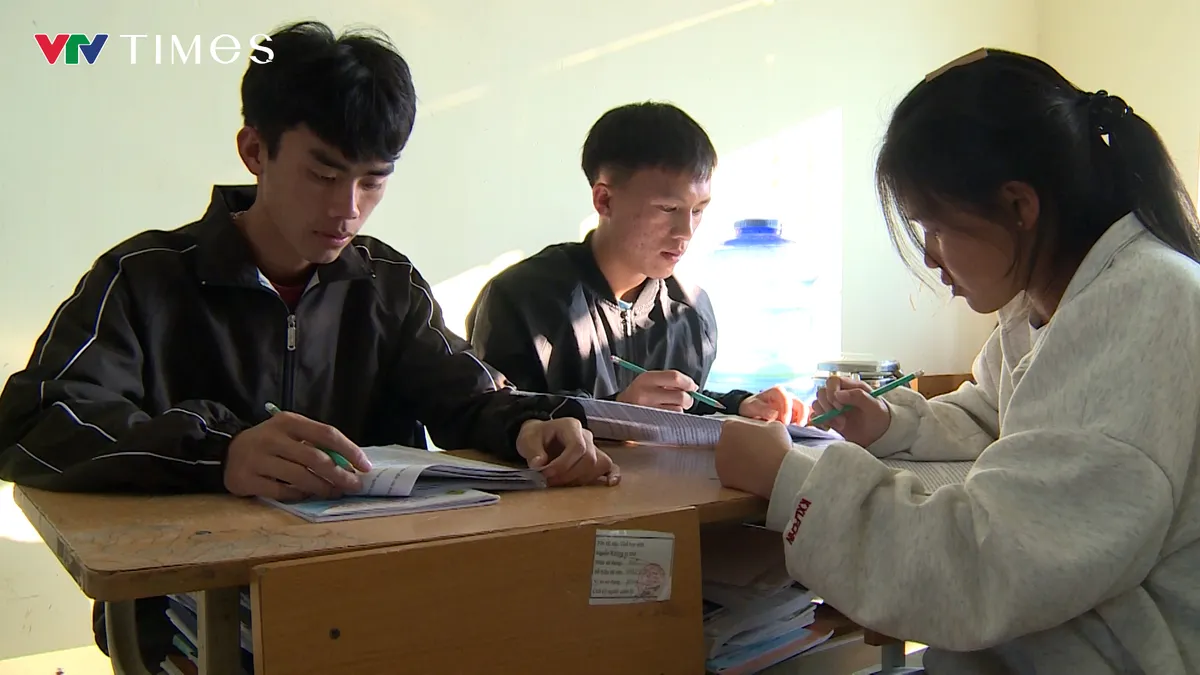 Học sinh v&ugrave;ng cao Lai Ch&acirc;u v&agrave;o &ldquo;nước r&uacute;t&rdquo; &ocirc;n thi tốt nghiệp THPT 2026 - Ảnh 6.