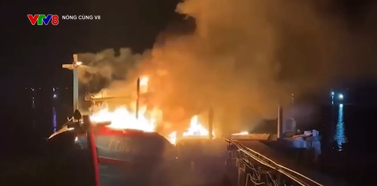 Ch&aacute;y t&agrave;u c&aacute; trong đ&ecirc;m ở Huế- Ảnh 2.