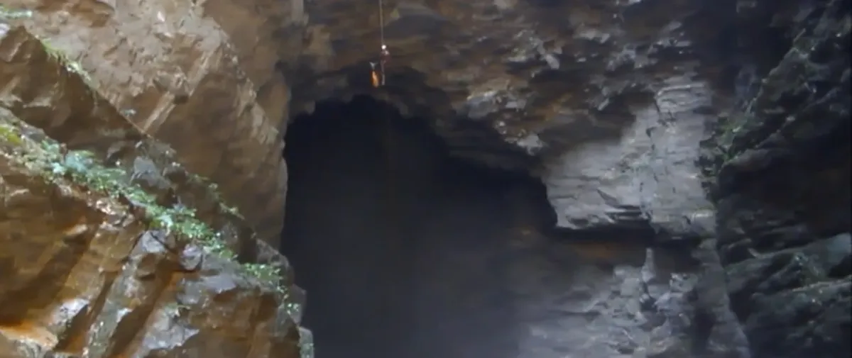 Ph&aacute;t hiện th&ecirc;m hang động c&oacute; th&aacute;c nước tại Phong Nha - Kẻ B&agrave;ng- Ảnh 1.