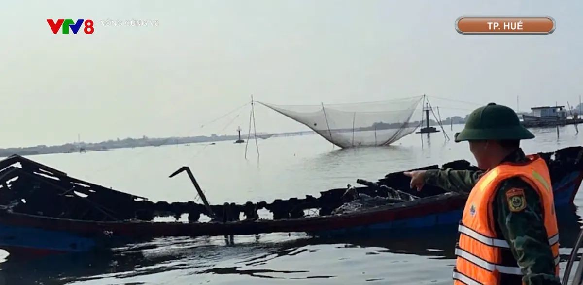 Ch&aacute;y t&agrave;u c&aacute; trong đ&ecirc;m ở Huế- Ảnh 3.