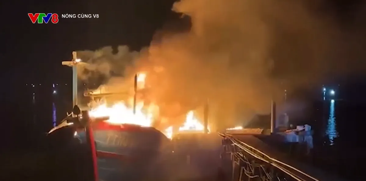 Ch&aacute;y t&agrave;u c&aacute; trong đ&ecirc;m ở Huế- Ảnh 1.