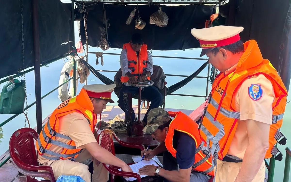 Lực lượng CSGT tỉnh Đắk Lắk kiểm tra các tàu thuyền đang hoạt động.