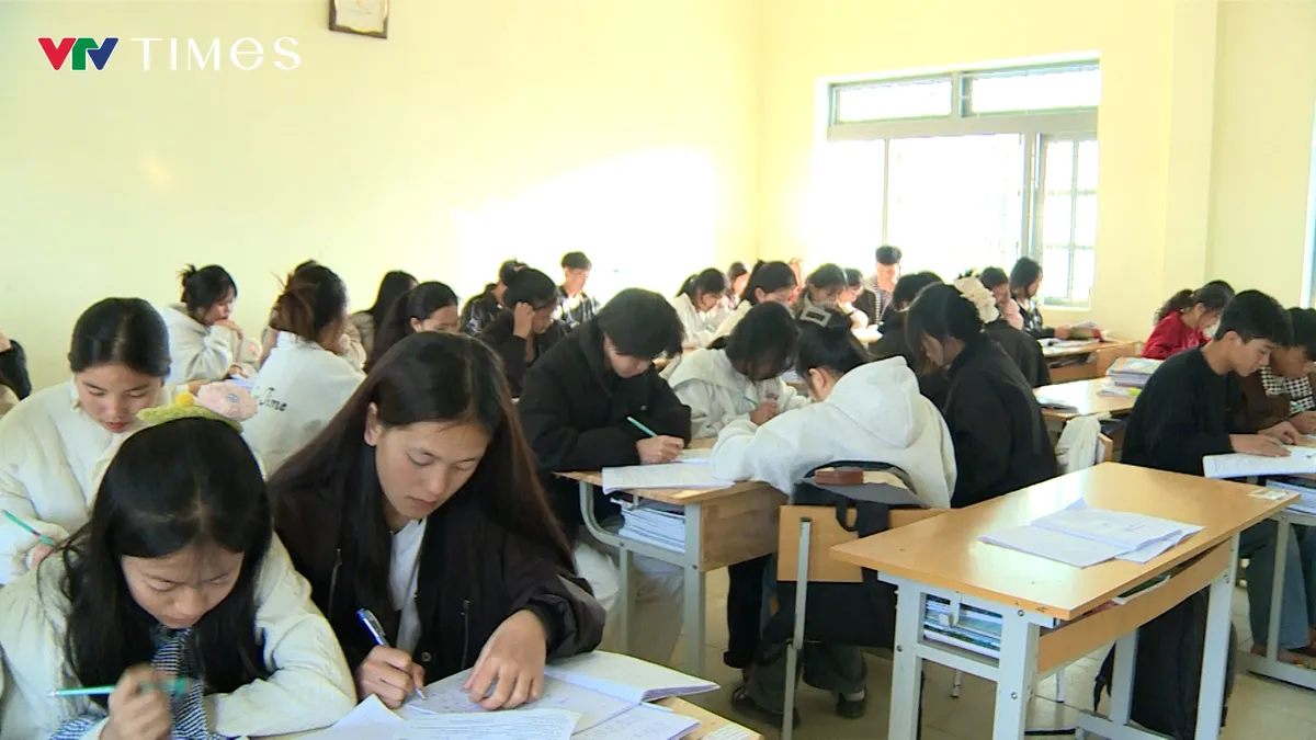 Học sinh v&ugrave;ng cao Lai Ch&acirc;u v&agrave;o &ldquo;nước r&uacute;t&rdquo; &ocirc;n thi tốt nghiệp THPT 2026 - Ảnh 7.