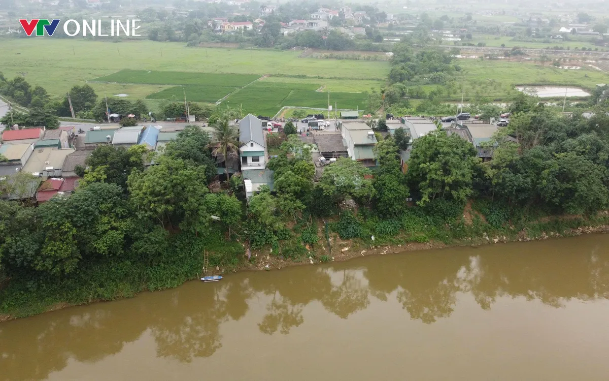 Sạt lở nghiêm trọng bờ sông Hồng, khẩn cấp di dời 12 hộ dân.