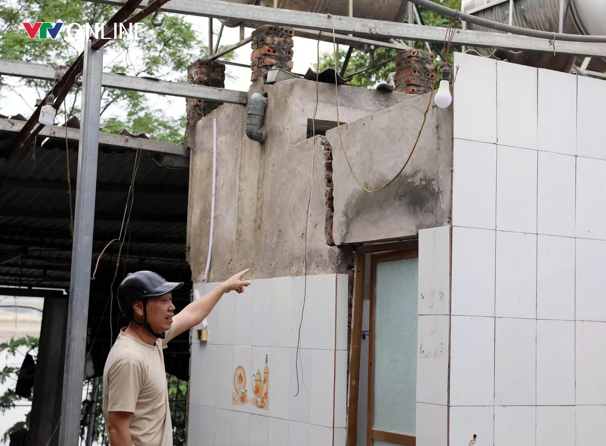 Ph&uacute; Thọ: M&ugrave;a nước cạn, bờ s&ocirc;ng Hồng sạt lở nghi&ecirc;m trọng: Khẩn cấp di dời 12 hộ d&acirc;n - Ảnh 1.