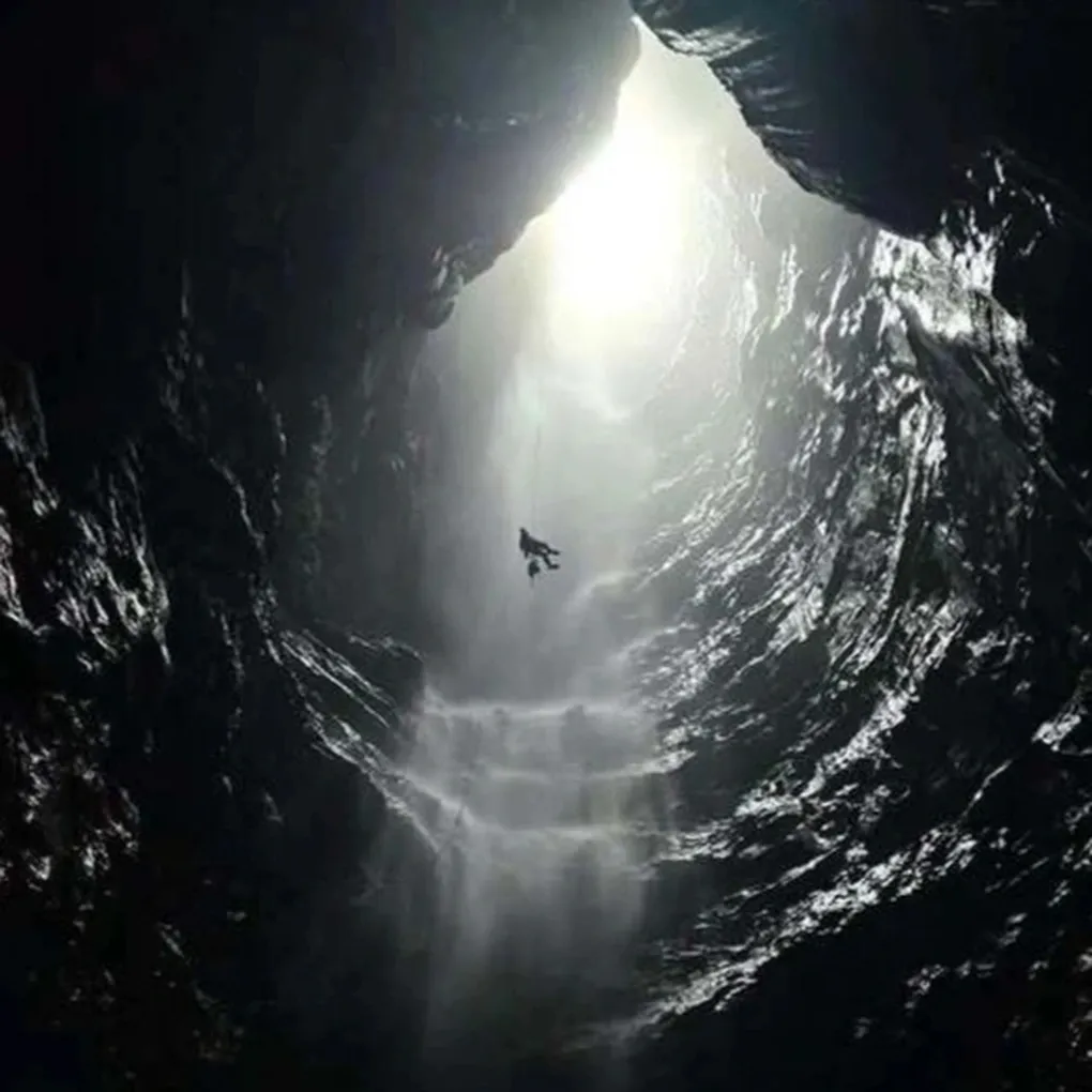 Ph&aacute;t hiện hang động mới dạng hố sụt với th&aacute;c nước cao h&agrave;ng trăm m&eacute;t tại Phong Nha - Kẻ B&agrave;ng- Ảnh 1.