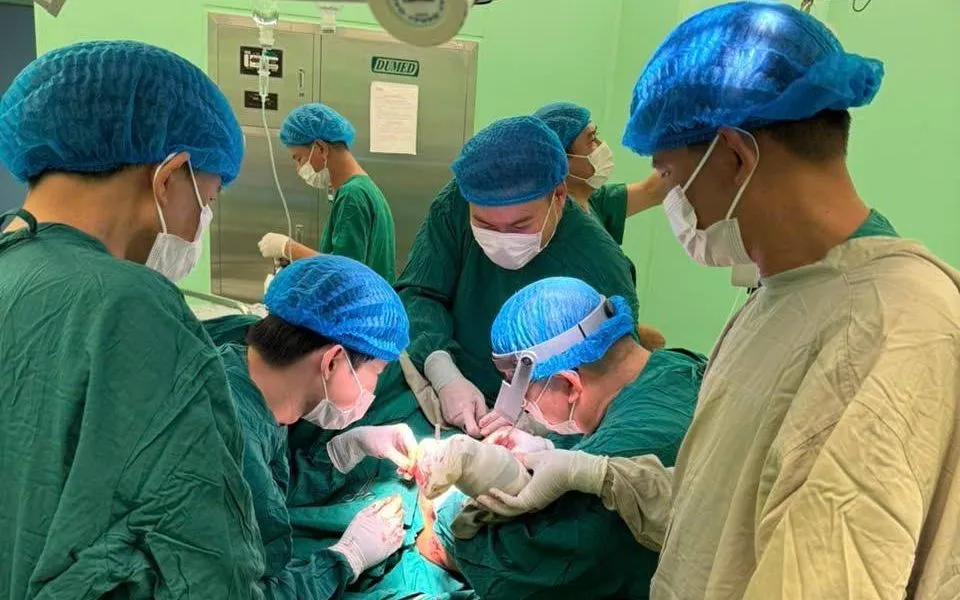 Các bác sĩ tiến hành ca phẫu thuật. Ảnh: BVCC