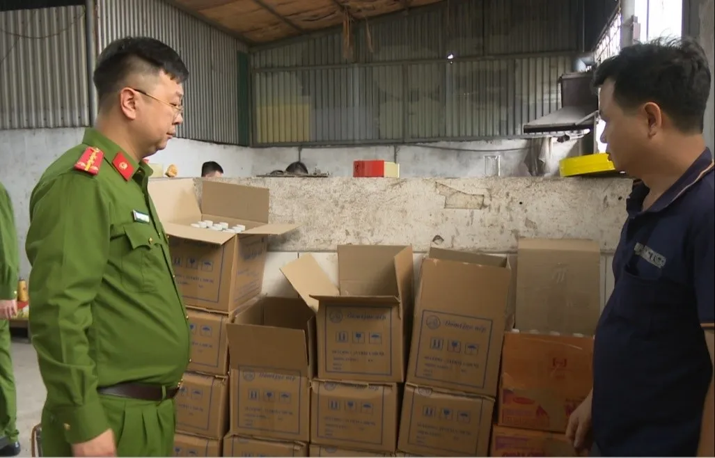 Ph&aacute;t hiện cơ sở d&ugrave;ng axit pha với nước l&atilde; sản xuất gần 1.000 l&iacute;t giấm giả - Ảnh 1.