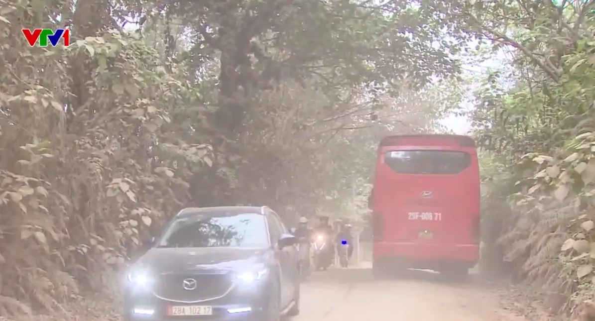 Mưa lầy, nắng bụi, sạt lở r&igrave;nh rập tr&ecirc;n tuyến đường thi c&ocirc;ng dang dở- Ảnh 1.