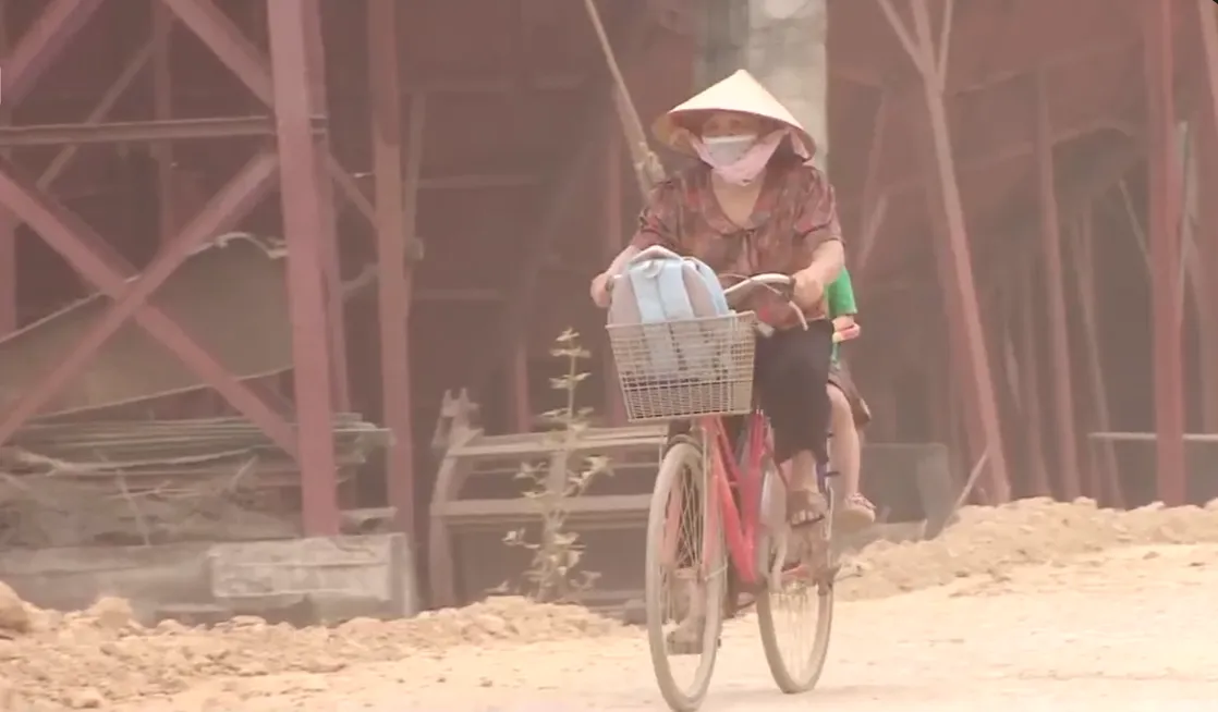 Mưa lầy, nắng bụi, sạt lở r&igrave;nh rập tr&ecirc;n tuyến đường thi c&ocirc;ng dang dở- Ảnh 2.