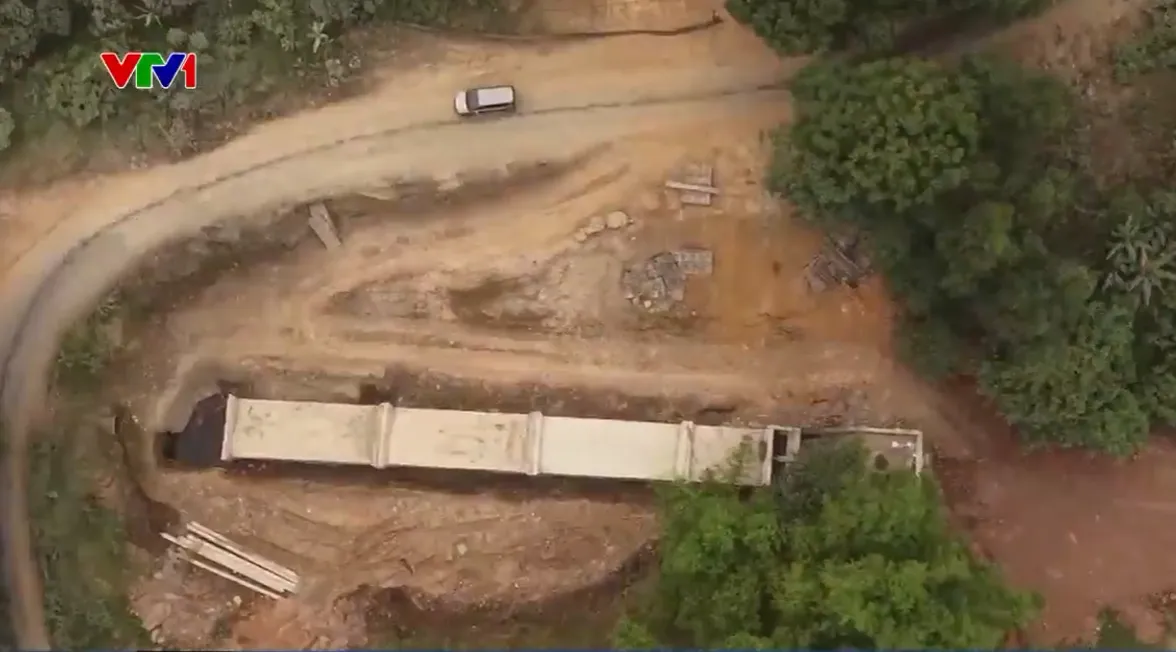 Mưa lầy, nắng bụi, sạt lở r&igrave;nh rập tr&ecirc;n tuyến đường thi c&ocirc;ng dang dở- Ảnh 5.