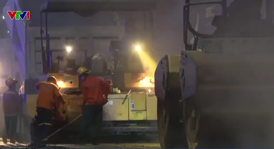 Thi c&ocirc;ng xuy&ecirc;n đ&ecirc;m, &aacute;p dụng c&ocirc;ng nghệ mới sửa chữa quốc lộ 51- Ảnh 1.