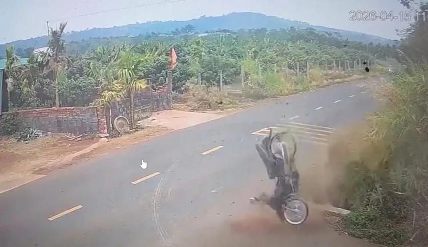 Vụ tai nạn l&agrave;m học sinh lớp 12 ở Đắk Lắk tử vong: Đ&igrave;nh chỉ một Thiếu t&aacute; CSGT - Ảnh 1.