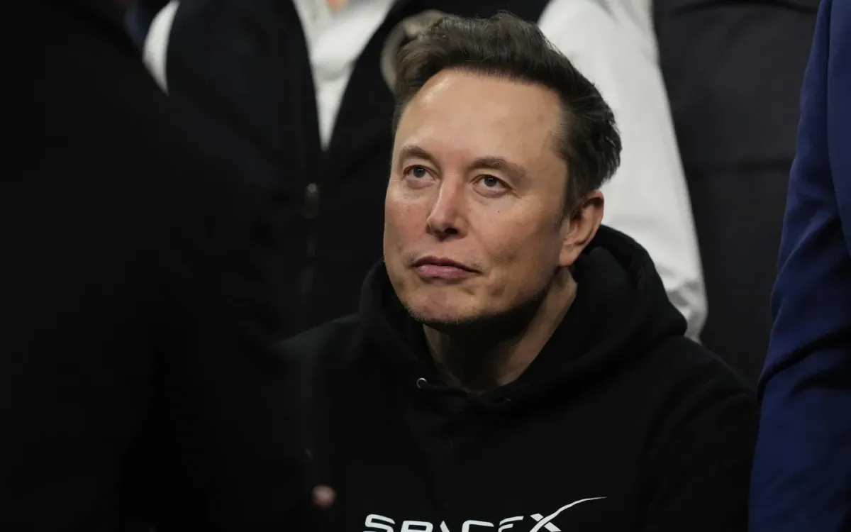 Ông Elon Musk tại chung kết giải vật NCAA ở Philadelphia ngày 22/3/2025. (Ảnh: AP)