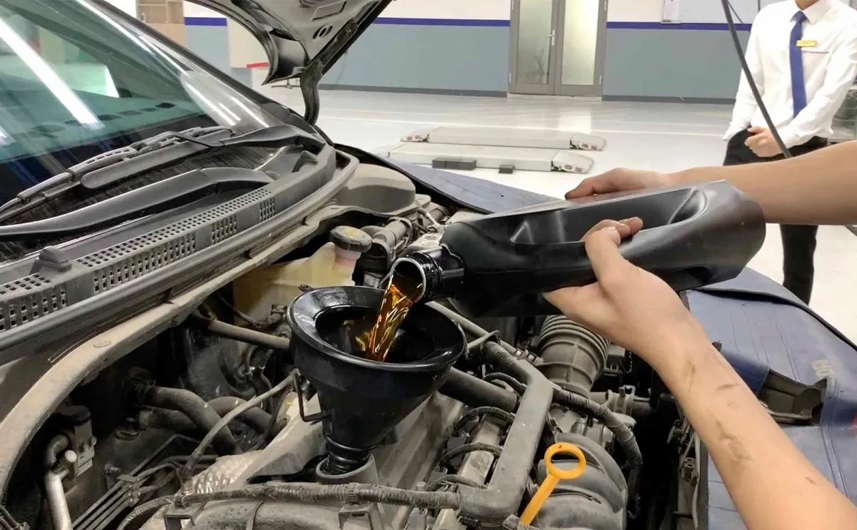&Ocirc; t&ocirc; số tự động: Khi n&agrave;o cần thay dầu động cơ v&agrave; dầu hộp số?- Ảnh 1.