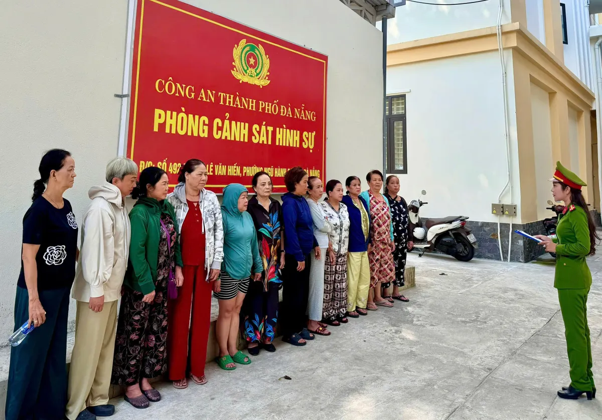 Triệt ph&aacute; tụ điểm đ&aacute;nh bạc to&agrave;n "qu&yacute; b&agrave;" ở Đ&agrave; Nẵng- Ảnh 1.