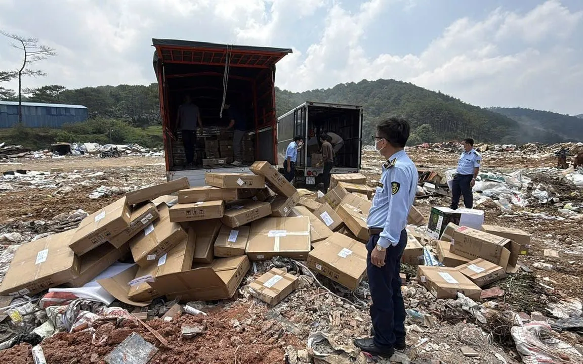 Lâm Đồng tiêu hủy gần 22.500 sản phẩm không rõ nguồn gốc, trị giá khoảng 700 triệu đồng.