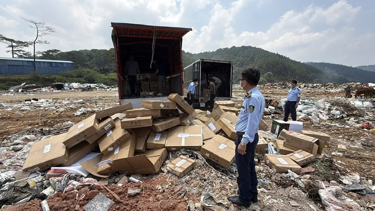 L&acirc;m Đồng ti&ecirc;u hủy gần 22.500 sản phẩm kh&ocirc;ng r&otilde; nguồn gốc, trị gi&aacute; khoảng 700 triệu đồng - Ảnh 1.