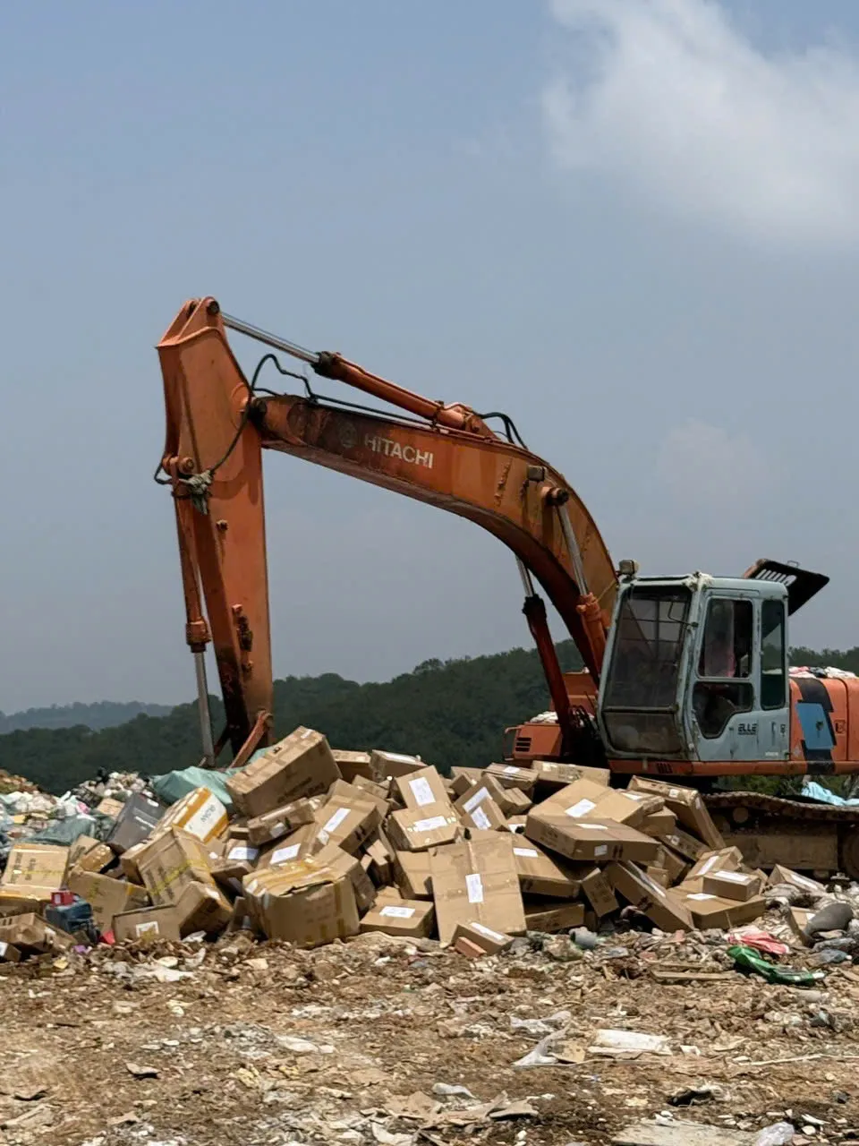 L&acirc;m Đồng ti&ecirc;u hủy gần 22.500 sản phẩm kh&ocirc;ng r&otilde; nguồn gốc, trị gi&aacute; khoảng 700 triệu đồng - Ảnh 2.