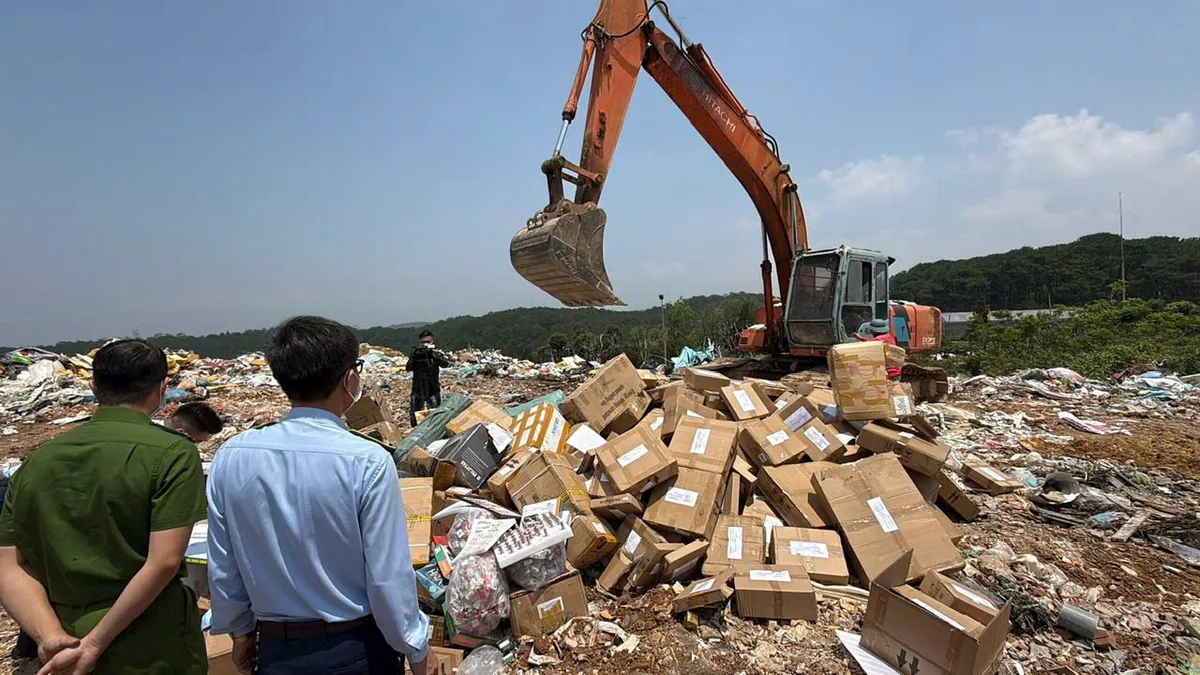 L&acirc;m Đồng ti&ecirc;u hủy gần 22.500 sản phẩm kh&ocirc;ng r&otilde; nguồn gốc, trị gi&aacute; khoảng 700 triệu đồng - Ảnh 3.